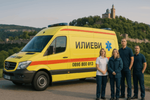 Екип на Частни линейки „Илиеви“ с жълта линейка по европейски стандарт и надпис „Илиеви“, паркирана пред крепостта Царевец във Велико Търново.