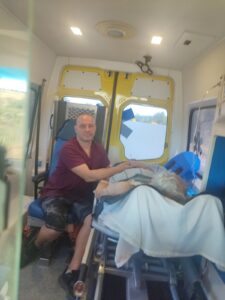 Доктор от Фирма Илиеви се грижи за пациент в линейка – медицински транспорт и спешна помощ във Велико Търново