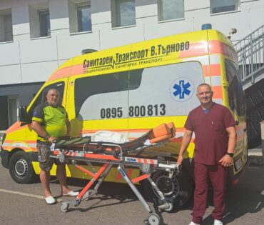 Медицински екип на Фирма Илиеви с носилка до линейка – транспорт на пациенти в страната и чужбина