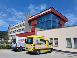 Линейка на Фирма Илиеви пред лечебно заведение – безопасен транспорт на пациенти във Велико Търново