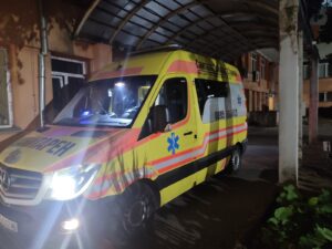 Линейка на Фирма Илиеви пред болница във Велико Търново – частен медицински транспорт и санитарна помощ