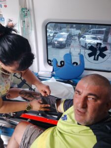 Медицинска сестра от Фирма Илиеви мери кръвно налягане на пациент – професионална медицинска грижа във Велико Търново