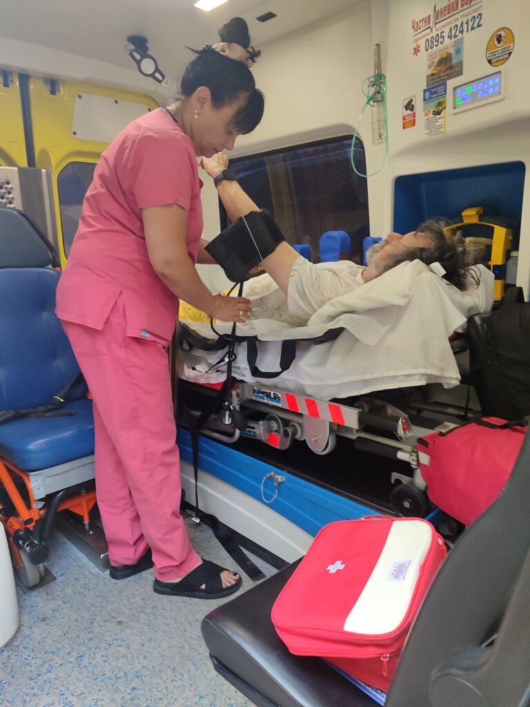 Медицинска сестра от Фирма Илиеви обслужва пациент в линейка – професионална грижа и транспорт